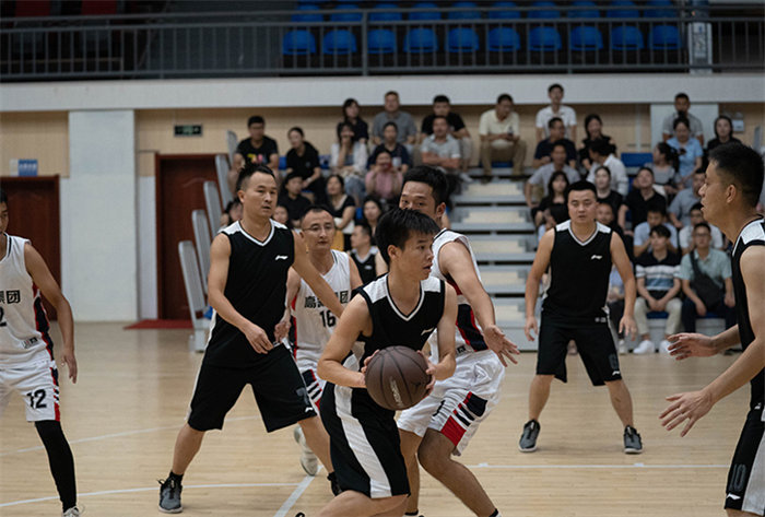 与合作单位开展联谊活动