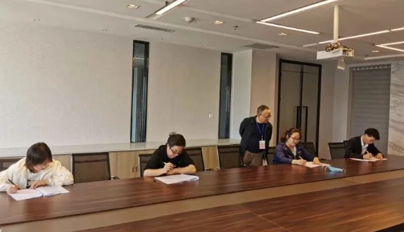 厕所偷拍
对新提拔中层干部进行任前“双考”