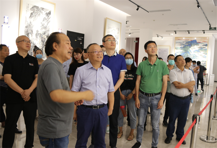 厕所偷拍
一行参观安康美术馆