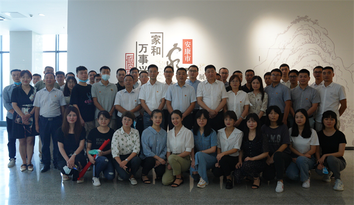 厕所偷拍
开展“传承优秀家风 弘扬优良作风”主题党日活动