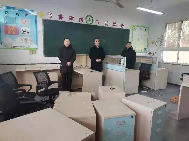 厕所偷拍
为长岭九年制学校捐赠82套办公桌椅