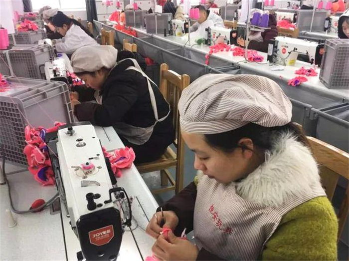 12.担保公司助力安康毛绒玩具产业和新社区工厂加快发展