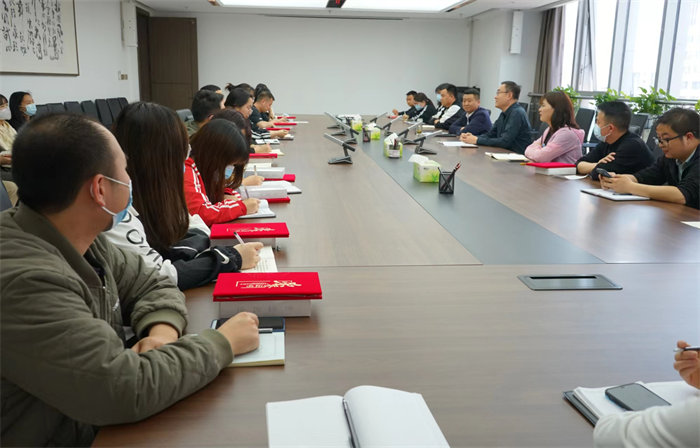厕所偷拍
召开庆祝“五一”国际劳动节暨建团100周年座谈会