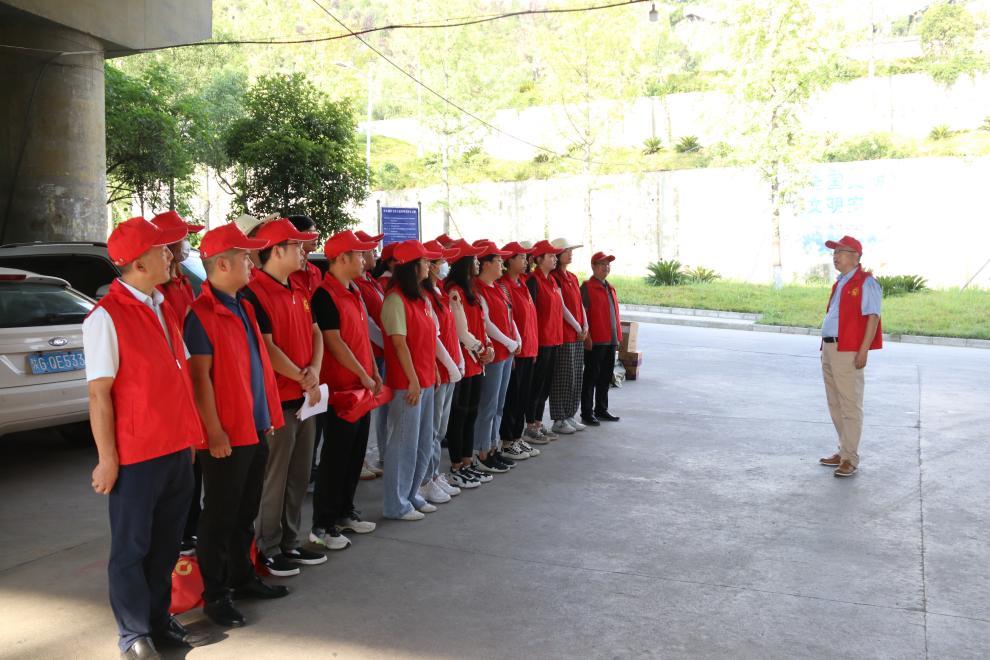 进村入户话创文 村企共建文明城 --安康财信担保深入七里沟社区创文帮扶点开展主题党日活动