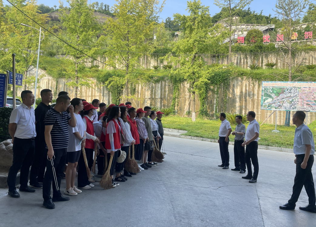 张铁督导检查七里沟社区创文工作并慰问一线创文工作人员